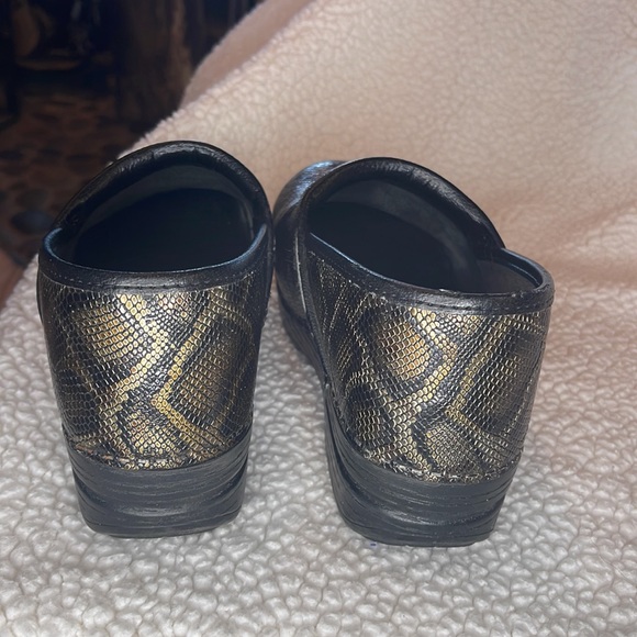 Dansko snakeskin print clogs Size 10 Clogs (41) - Picture 7 of 14
